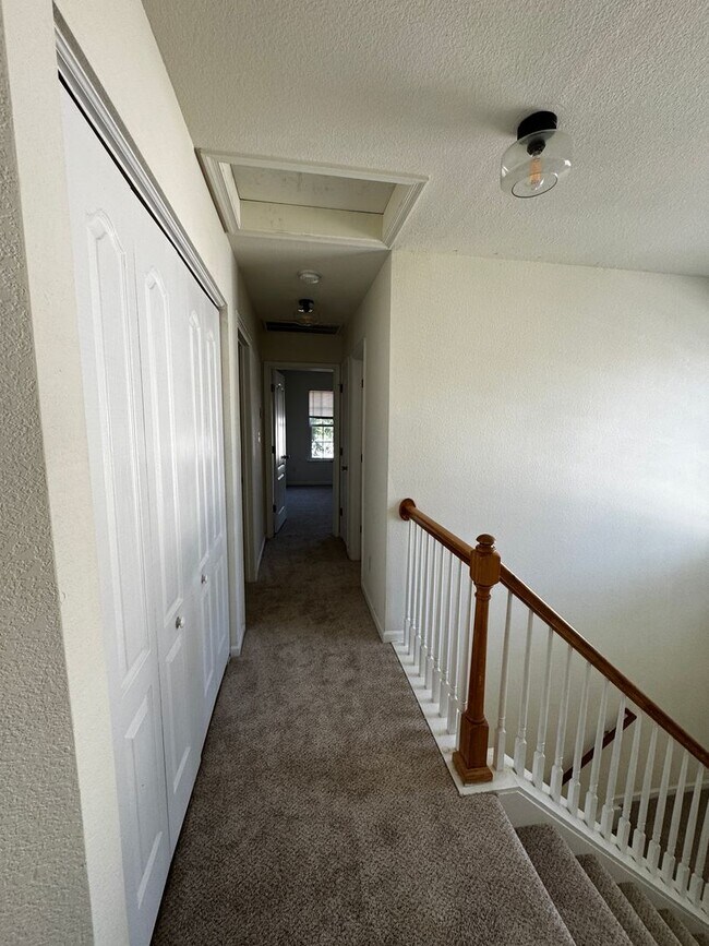 Building Photo - BEAUTIFUL OPEN FLOOR PLAN