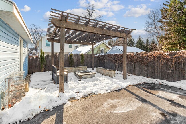 Building Photo - 43 Howe Ave