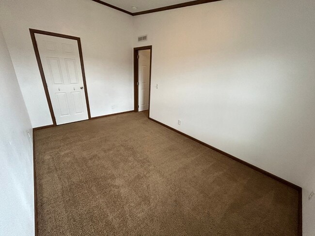 Building Photo - 220 Riverwood Dr