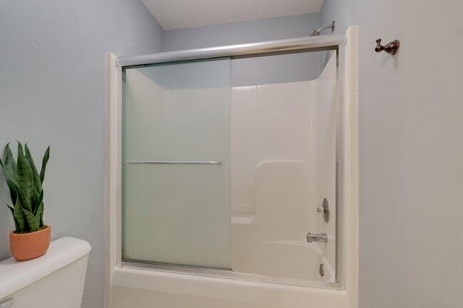 Building Photo - 4 bed 2 full bath 2 half bath home in Lamb...