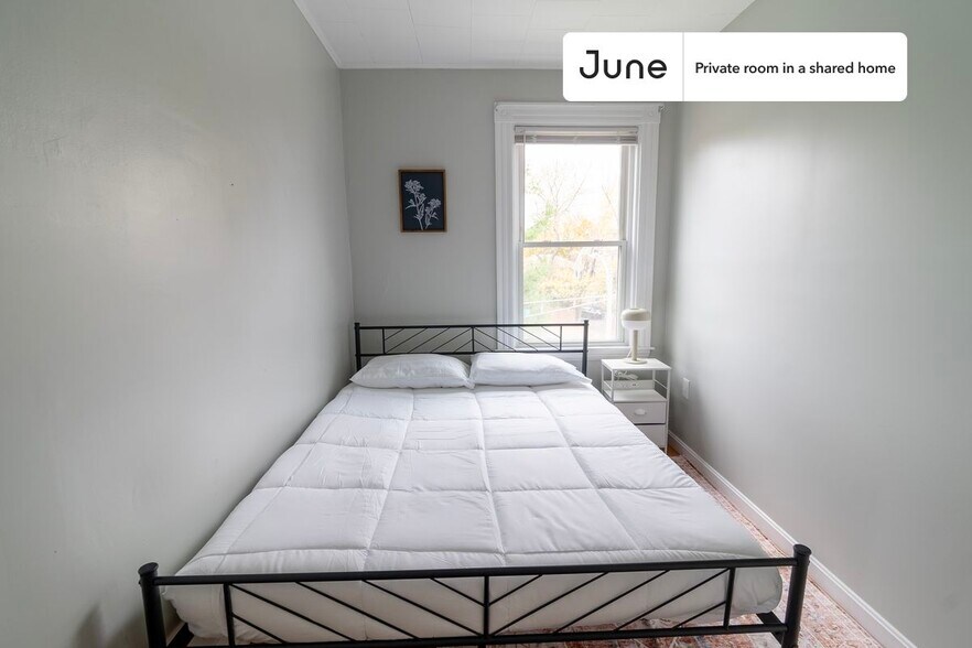 Building Photo - Room in Shared 4 bed/1 bath home