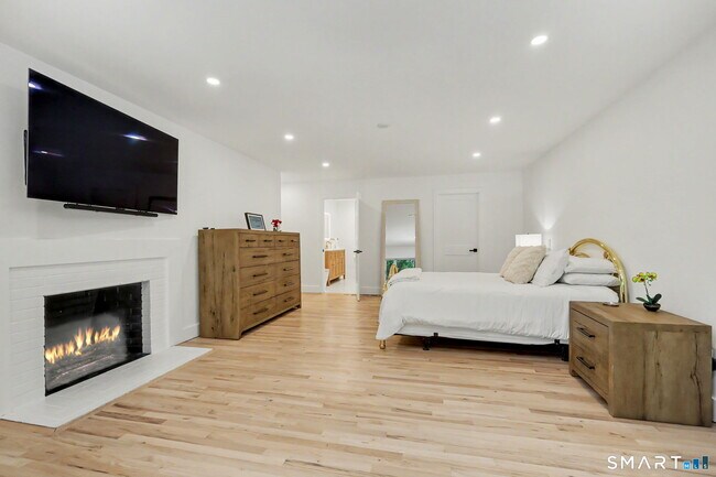Building Photo - 158 Steep Hill Rd