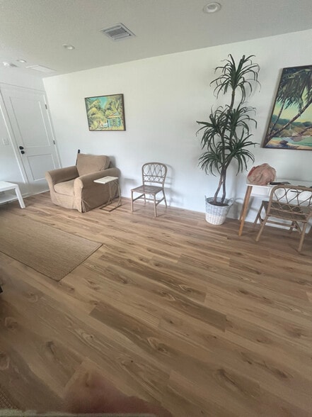 Building Photo - 615 Azalea Ln