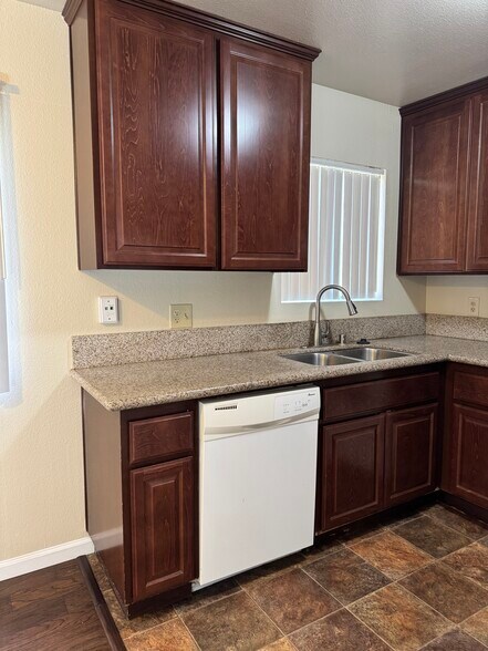 Building Photo - 3707 Hilltop Dr