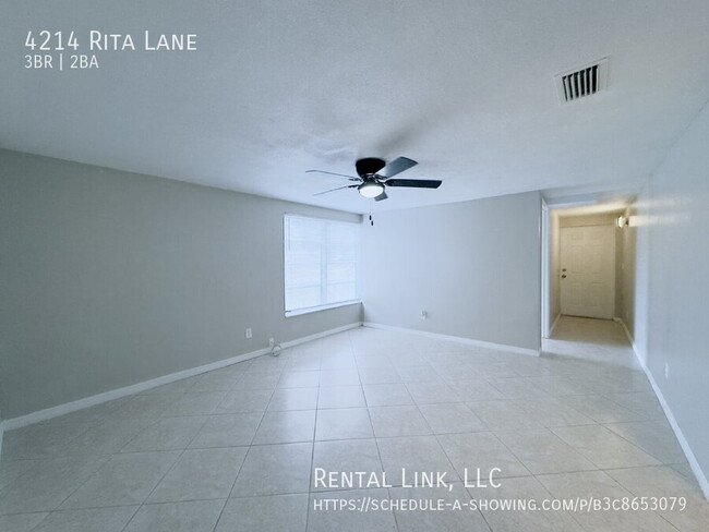 Building Photo - Spacious three-bedroom apartment just minu...