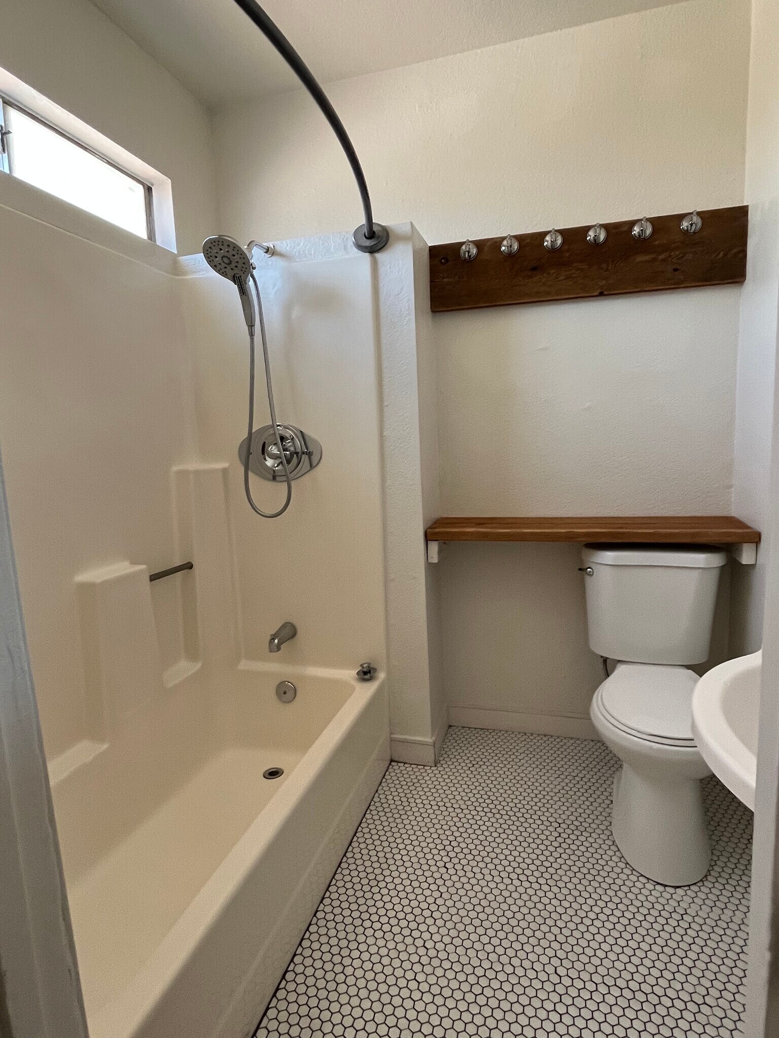 Building Photo - 1033 E 4th St