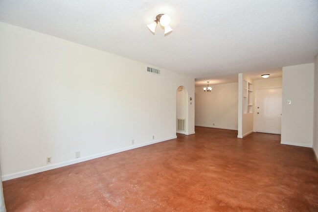 Building Photo - 2601 Bellefontaine
