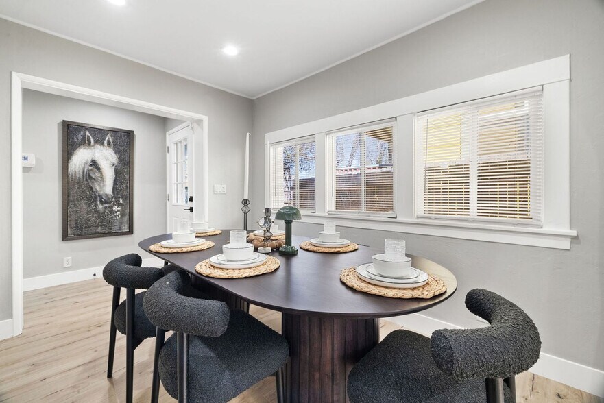 Building Photo - 304 E Goodwin St