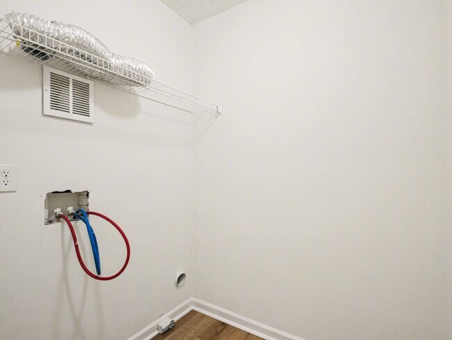 Building Photo - 2 Bed/2Bath Townhouse for RENT!