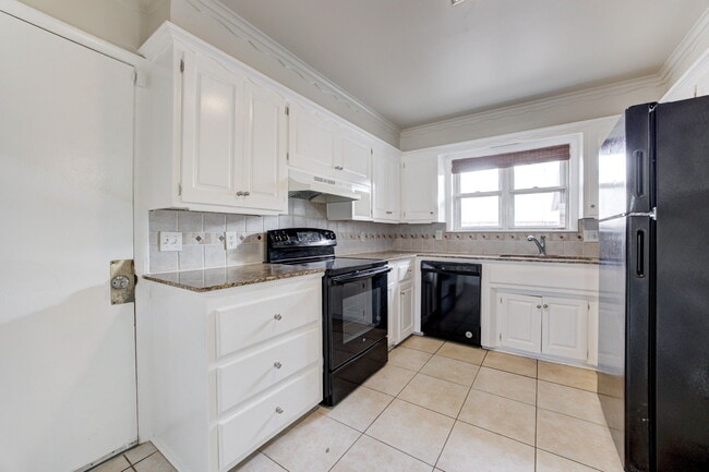 Building Photo - 5000 N Linn Ave