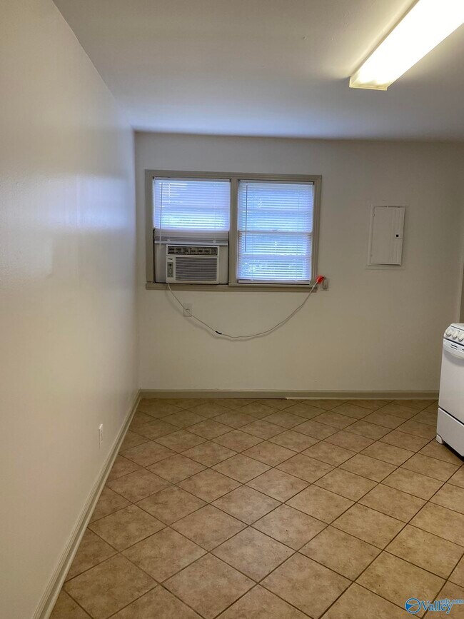 Building Photo - 1512 Oakwood Ave NE