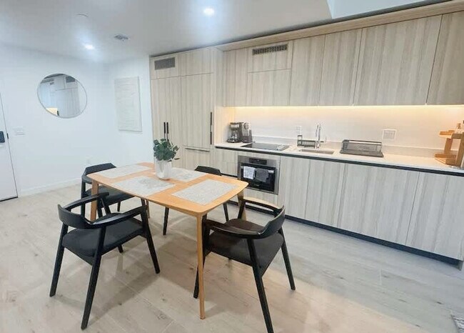 Building Photo - 225 N Miami Ave