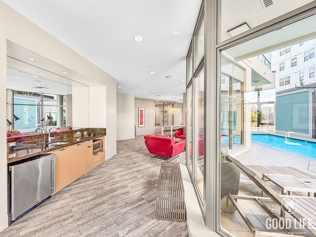 Building Photo - Stunning 2BD/2BA Condo in Downtown W/ W/D, High Ceilings, Community Pool, Spa, & Fitness Center!