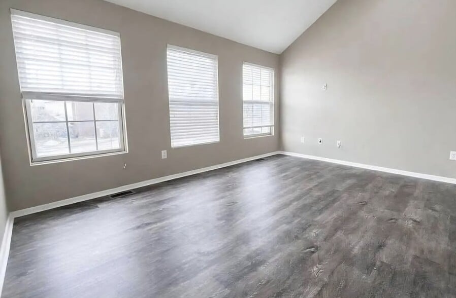 Living room - 15650 Stone Crossing Dr