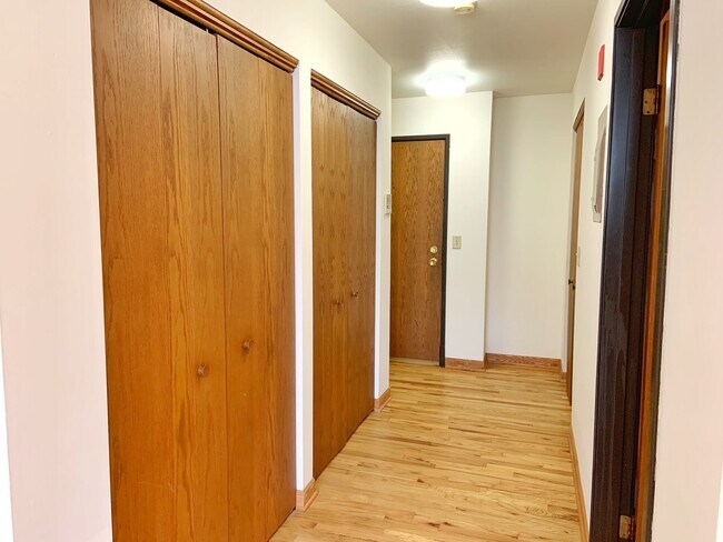 Building Photo - STUDIO Apartment, Hardwood Floors, Tall Ceiling, Downtown Waukesha!