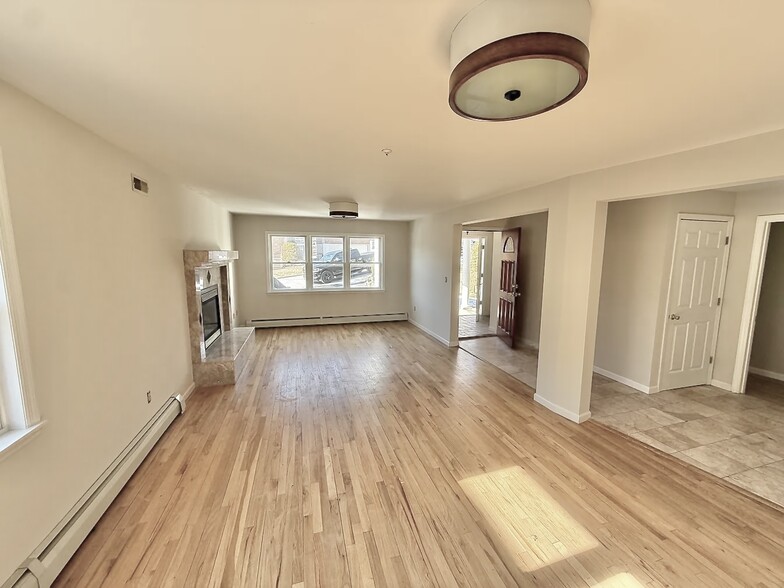 Building Photo - 166 Woodside Ave