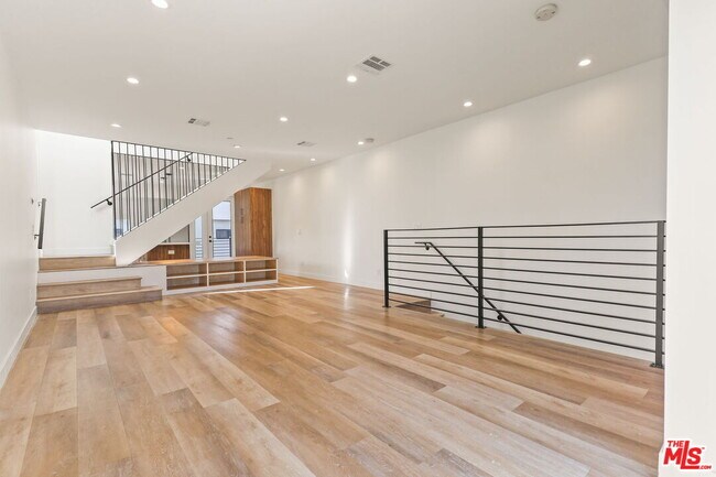 Building Photo - 803 N Harvard Blvd