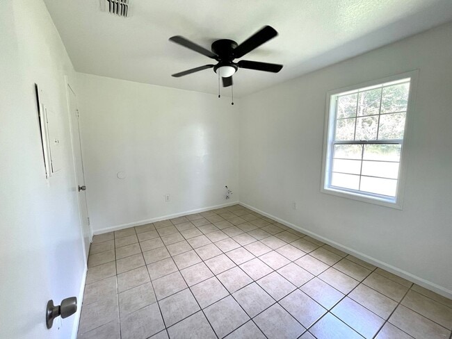 Building Photo - 3 Bedroom / 1 Bath in Apartment in Truman Available Now!