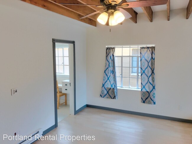Building Photo - Studio, 1 bath House - 2829 SE Belmont St....