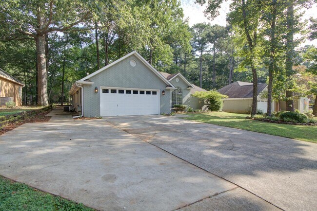 Building Photo - 205 Jarrett Ln