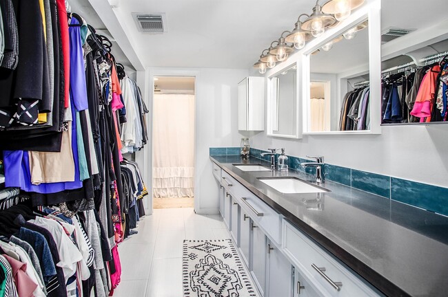 Building Photo - 1942 Indiana St