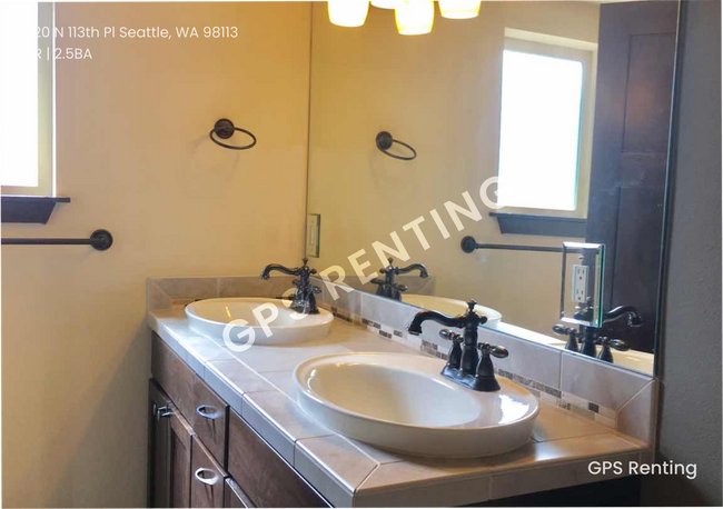 Building Photo - 3 Bed 2.5 Bath Town Home in North Seattle