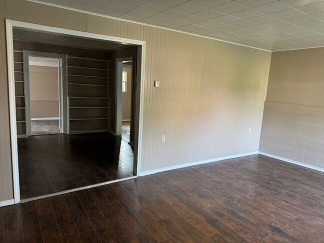 Building Photo - 1615 S Oak Ave
