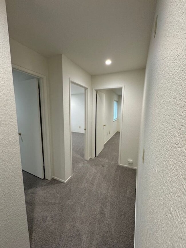 Building Photo - Beautiful 3 Bedroom, 2 Bathroom Upstairs C...