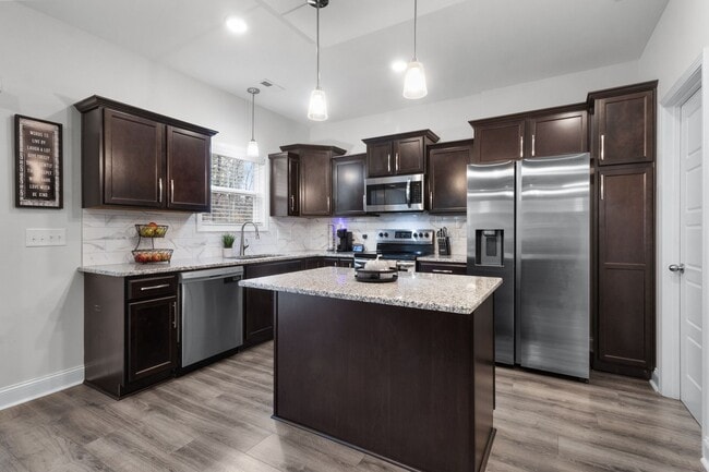 Building Photo - Pet Friendly Three Bedroom!