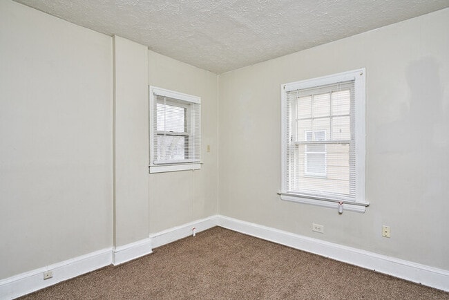 Building Photo - 5 Bedroom home available