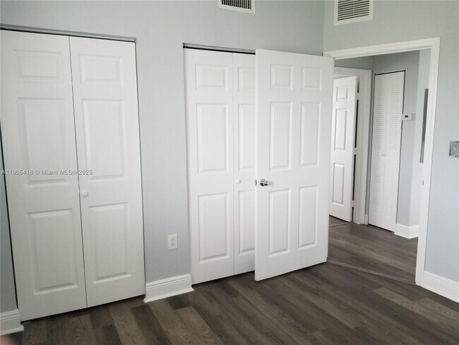 Building Photo - 134 SW 7th Ave