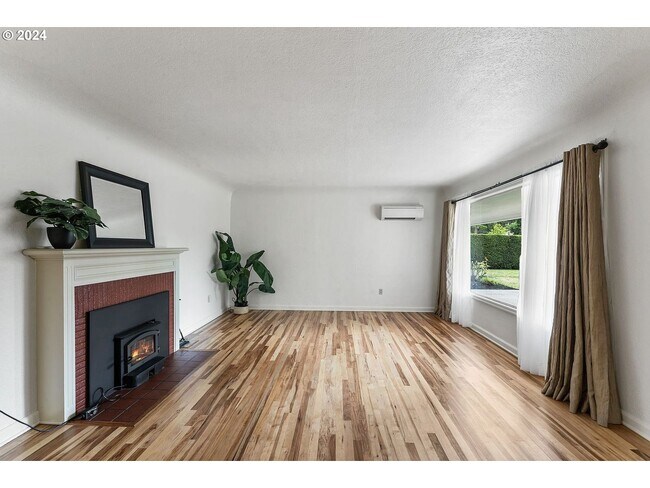 Building Photo - 2 bedroom duplex in Amazon Neighborhood