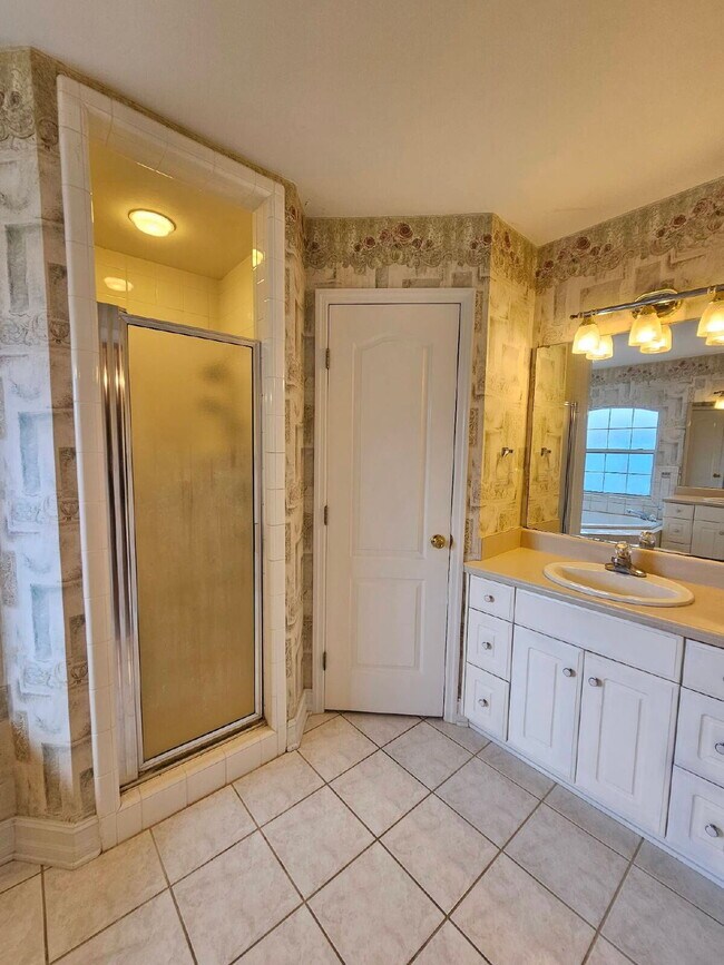 Building Photo - 4Br/2.5Ba Huge home with a sunroom