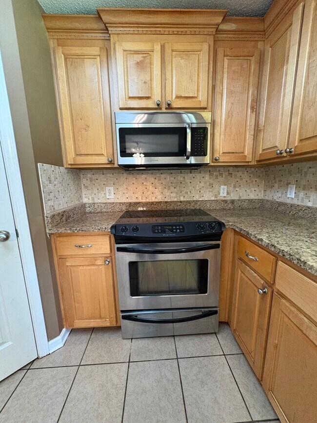 Building Photo - Hampton Place!