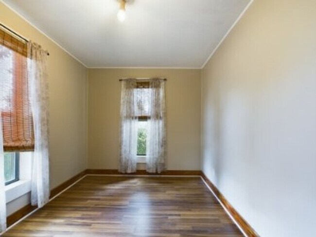 Building Photo - Cozy three bedroom in Hye Texas