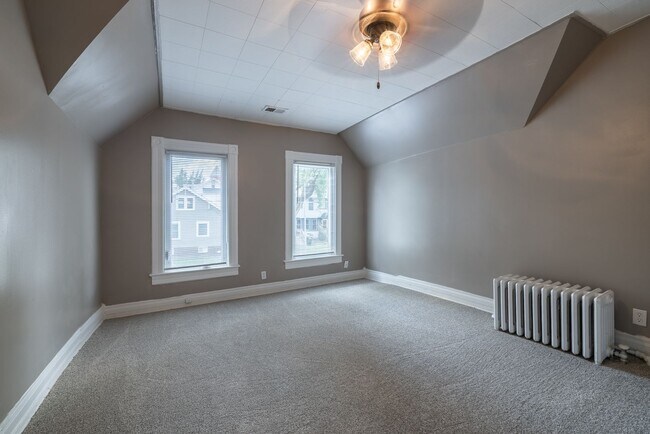Building Photo - 5 Bedroom 2.5 Bath Midtown Home