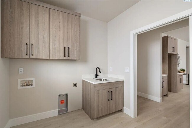 Building Photo - Modern 4-Bedroom Home in Desirable Richland