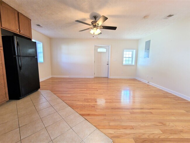 Building Photo - 1br, 1ba home  in Bloomingdale area, must see!