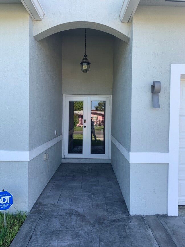 Building Photo - NEWER CONSTRUCTION MODERN HOME