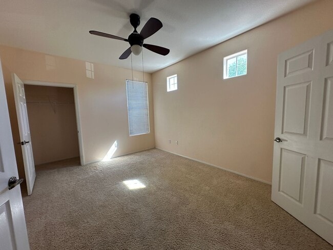 Building Photo - Beautiful 2 bedroom condo for rent.