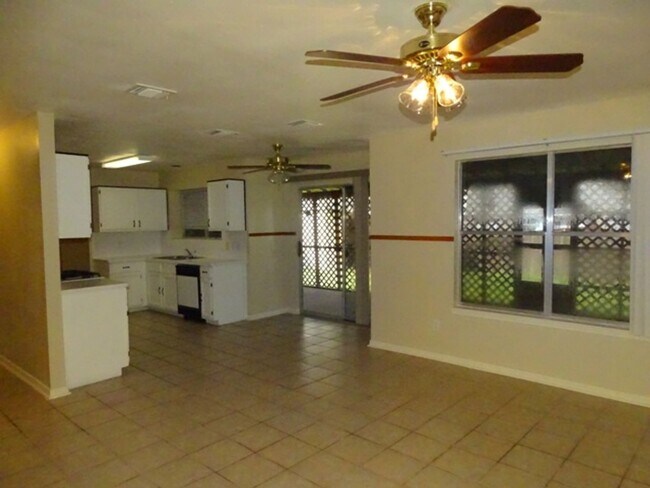 Building Photo - 5907 Deer Lake Dr