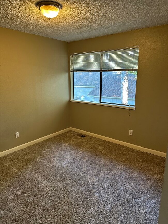 Building Photo - Gated Lakefront Rental Opportunity