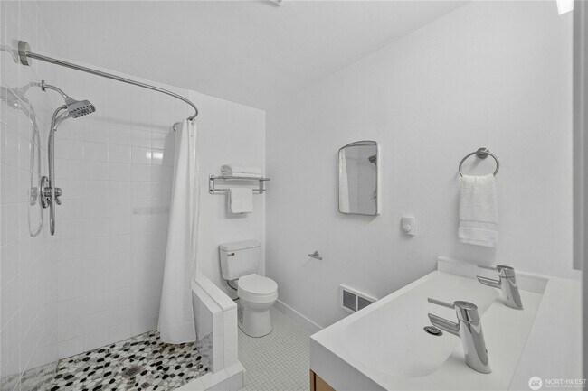 Building Photo - 612 Northshore Dr