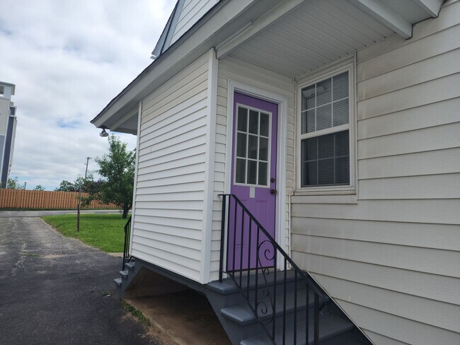 Building Photo - 338 W 6h Ave