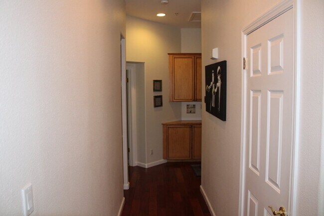 Building Photo - Gorgeous Single Story 3 Bedroom, 2 Bath wi...