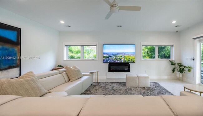 Building Photo - 7125 Los Pinos Blvd