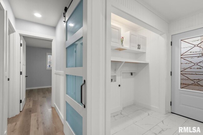 Building Photo - 1900 E Knox St