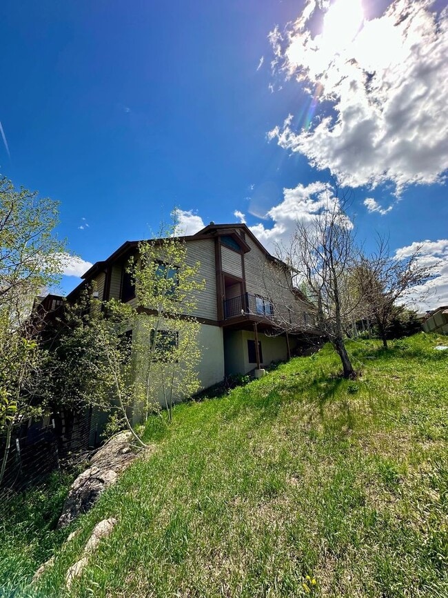 Building Photo - 4BD Duplex - Premium Location, Lots of Space, Nice Finishes