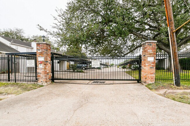 Building Photo - 7931 Ellinger Ln