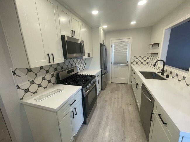 Building Photo - $3690 -- Charming, Centrally Located Singl...
